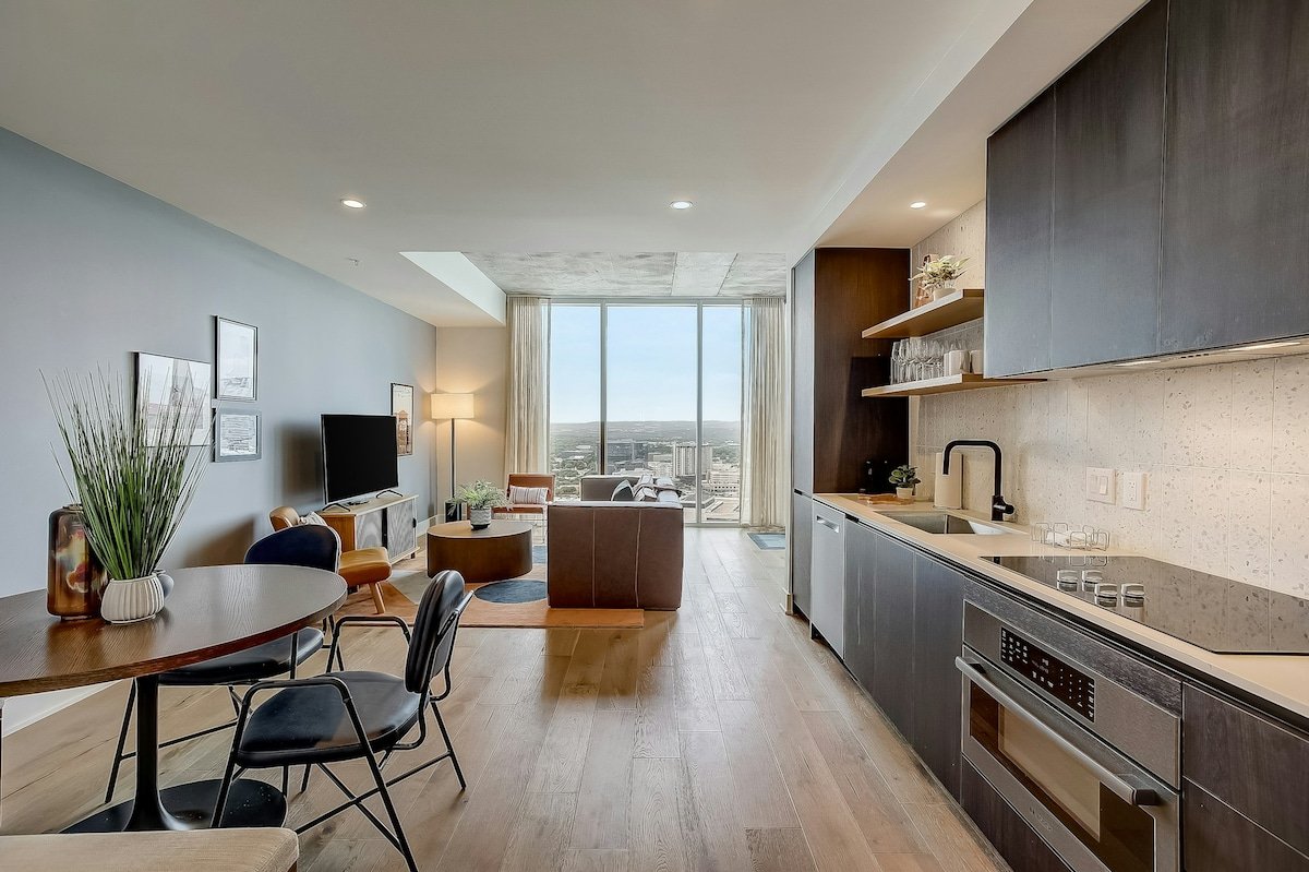 Corner Condo 2BR Lakeview Natiivo Austin 30th-flo gallery image 4