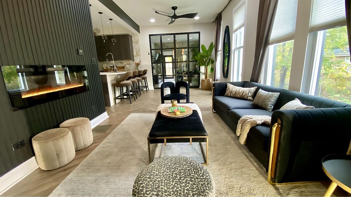 “Maison Blanc Noir” ~ Chicago Mansion w/ King Beds gallery image 3