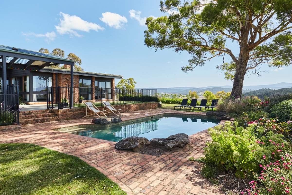 Luxury house with pool, fireplace, stunning views