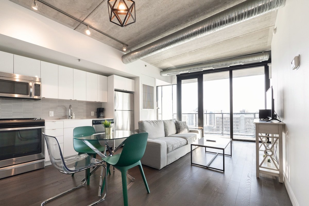 Elegant Downtown 2BR High-Rise gallery image 4