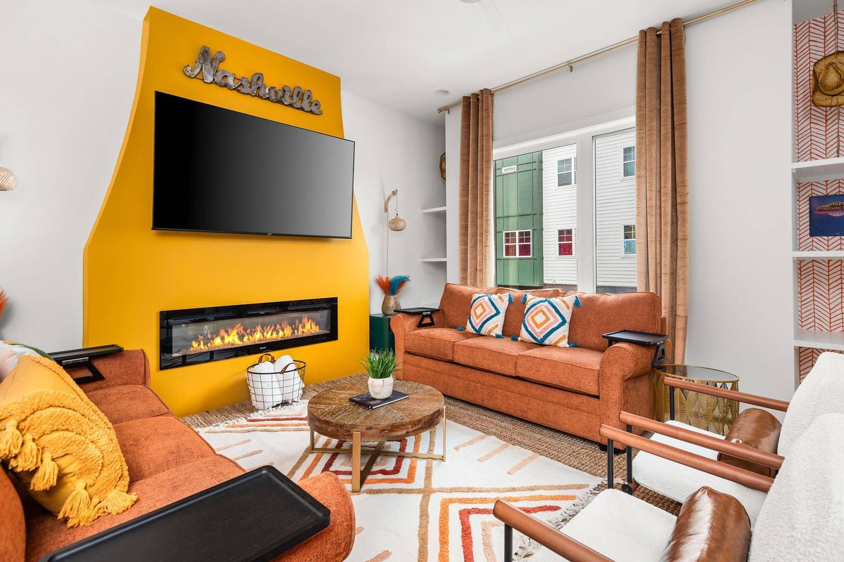 Nash Skylight: 11 Beds w Hot Tub ~ 5 Min Downtown