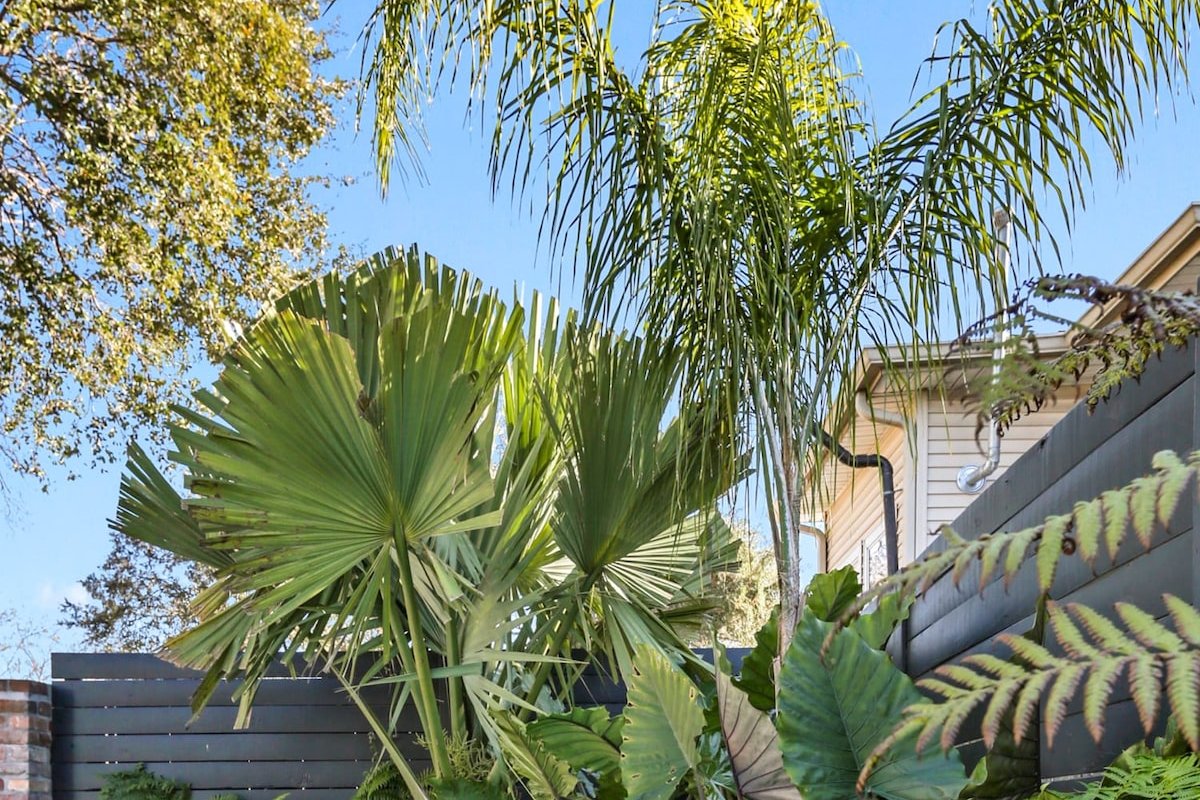 Tropical Oasis Near FQ | Heated Pool | Local Art gallery image 5