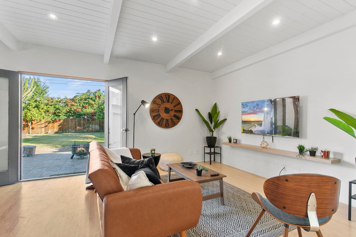 Midcentury Modern Gem with Orange Tree Haven! gallery image 5