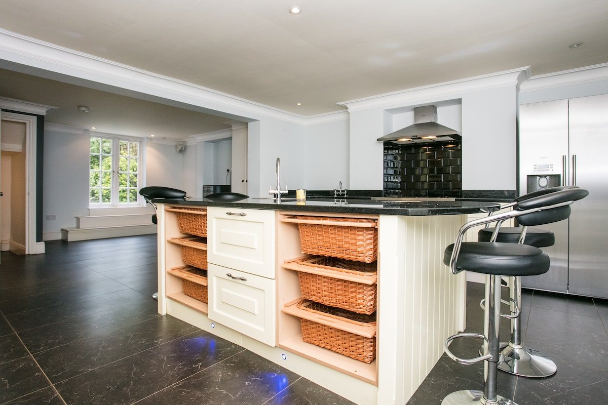 Luxury Property | Mthly Short Let | Village SW19 gallery image 3