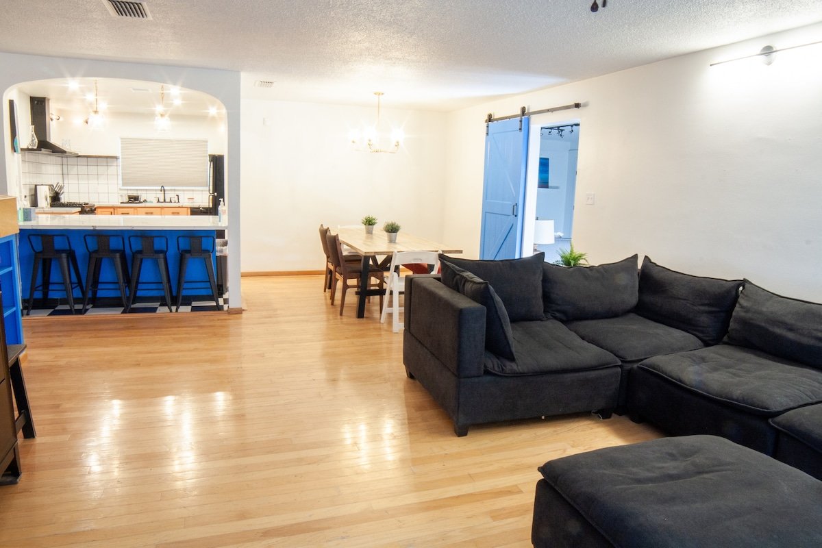 Artsy 1950s Downtown Vegas Home – Casa Bonita gallery image 2