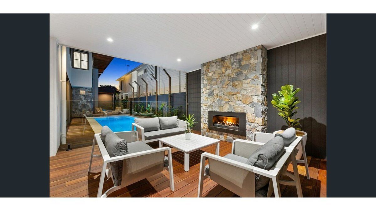 Barefoot Beachfront @ She Oak- Beachfront home gallery image 3