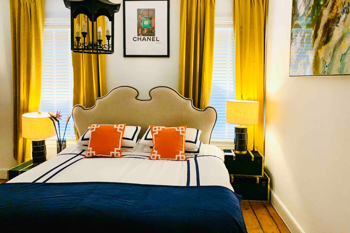 Large & Stylish Townhouse King Beds&free parking gallery image 4