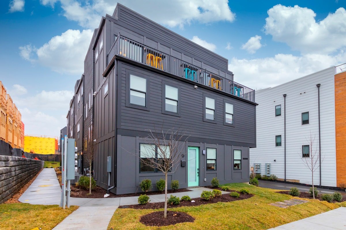 Gulch Walkable- Rooftop/Hot Tub! gallery image 3