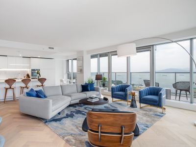 Breathtaking Views 3 bdrm, pool, hot tub, gym