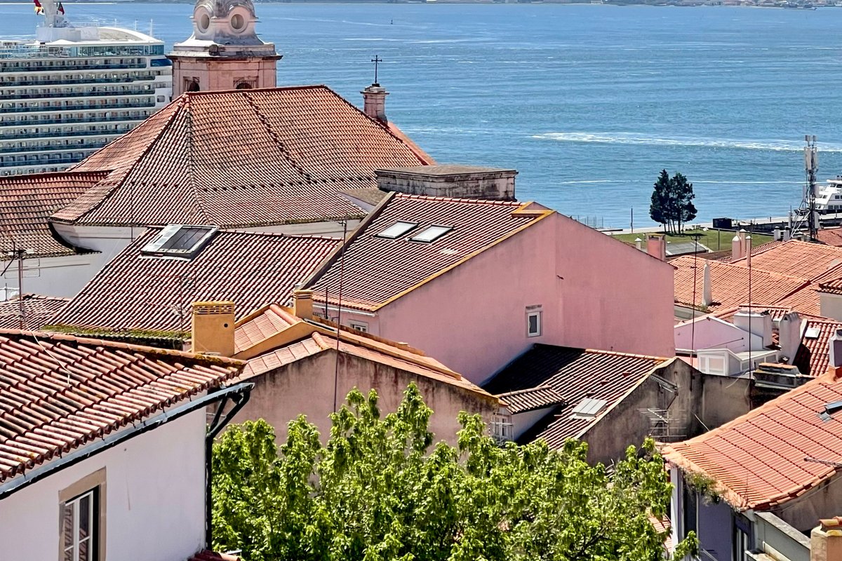 Luxury Alfama Riverview apartment with Terrace