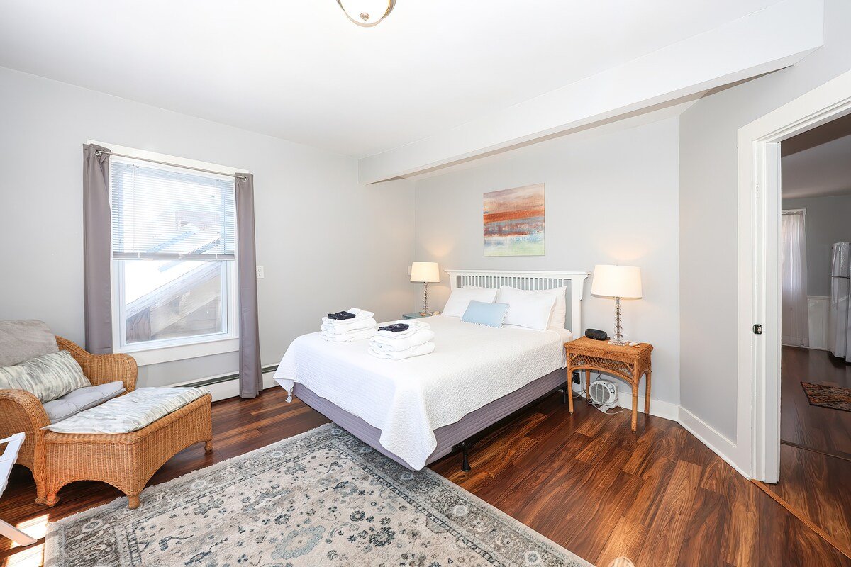 Spacious 3 Bedroom on Thames Street W/Parking gallery image 4