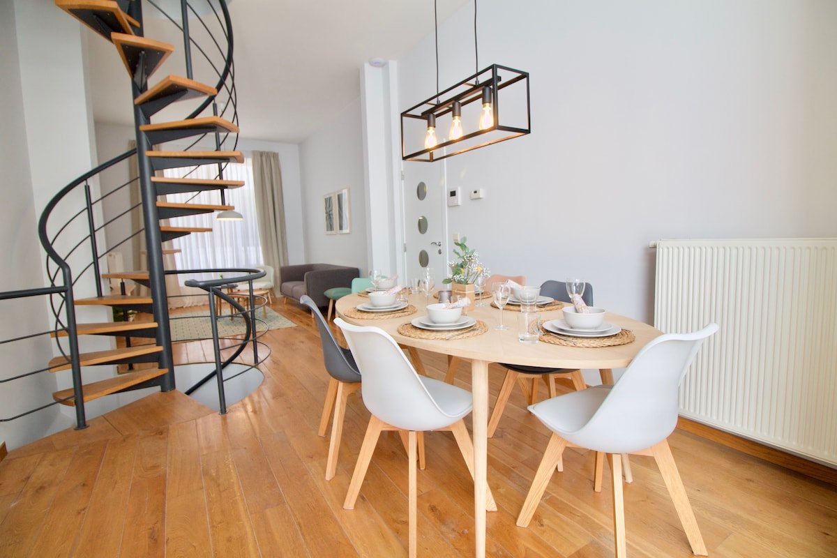 ★ Grand Place Amazing 3BR Triplex ★ Great Location gallery image 4