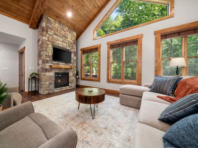 New Build~Luxury~15 mins to dtown~Firepit~Hot Tub