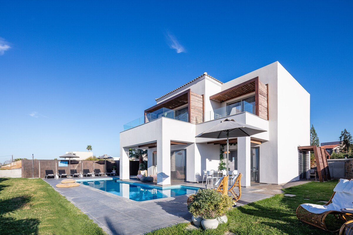 Feyre Boutique Mansion walking distance to beach gallery image 4