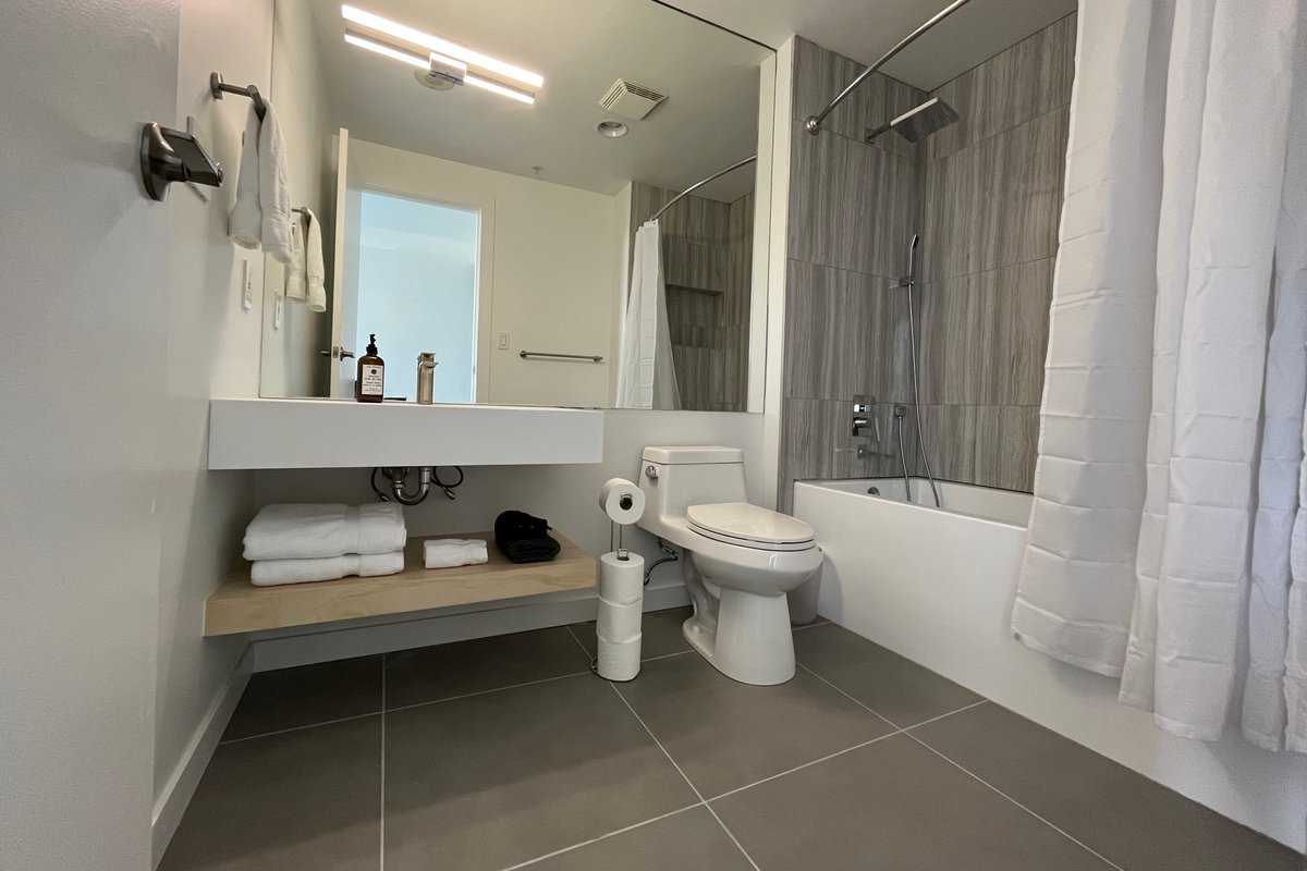 Modern & Central Downtown Penthouse Condo Sleeps 7