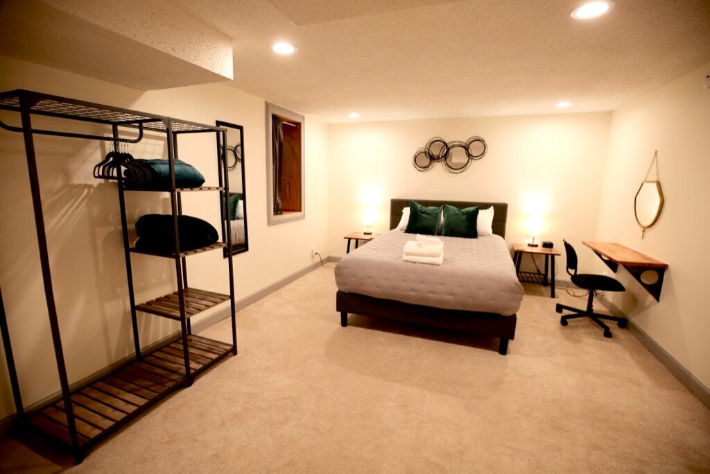 Spacious 4BR/2.5BA+Loft w Cable By Lux Life gallery image 5