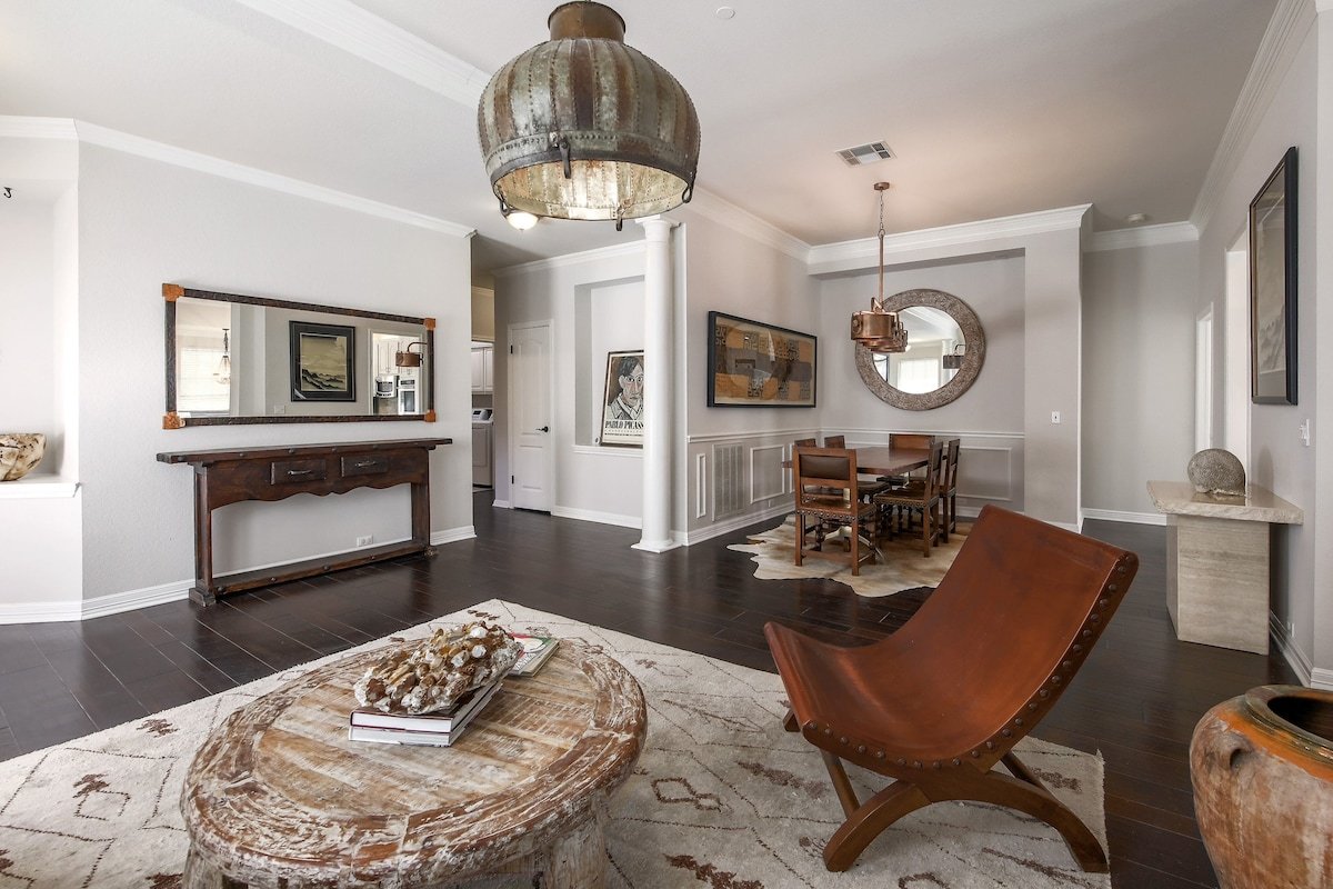 Lovely 4 Bed 2 bath with Private Backyard Pool! gallery image 2