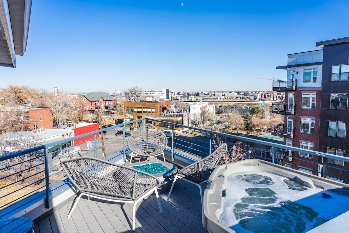 Lower Highlands 3 Level w/ Rooftop Views & Hot Tub gallery image 3