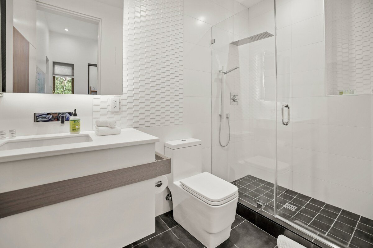 Stunning West Hollywood Gem w/ Pool & Spa Getaway gallery image 2