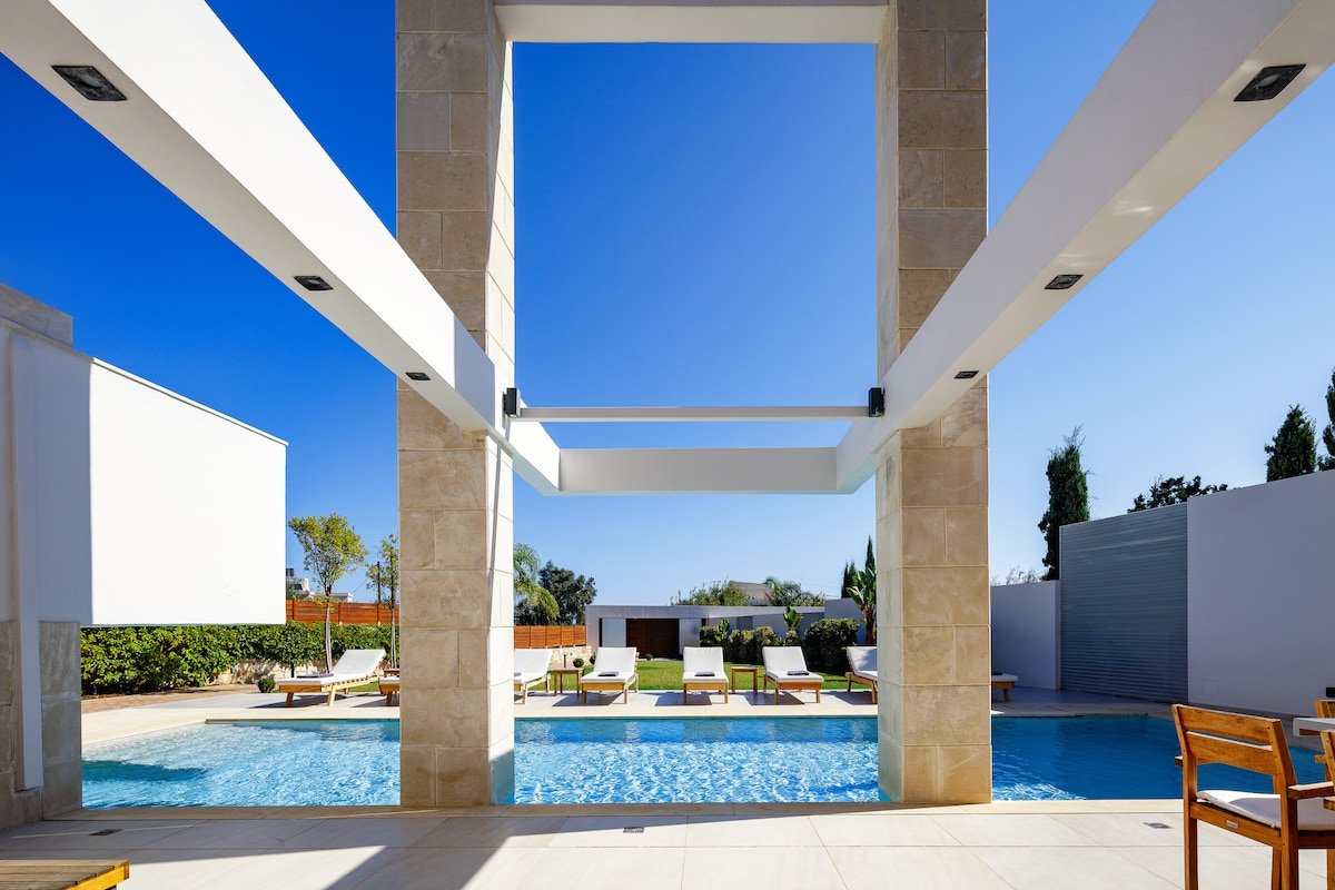 Two private pools, walking distance to the beach! gallery image 3