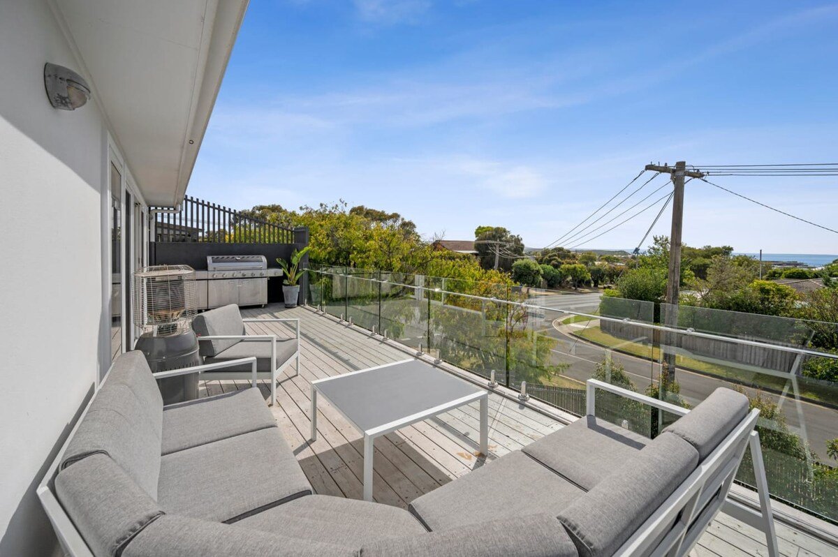 Panoramic Ocean Views in the Heart of Torquay gallery image 5