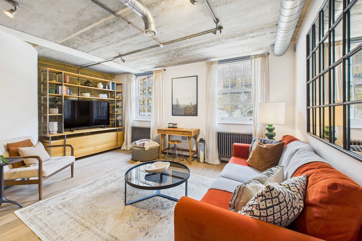 Edgy & Industrial Southwark Apartment gallery image 3