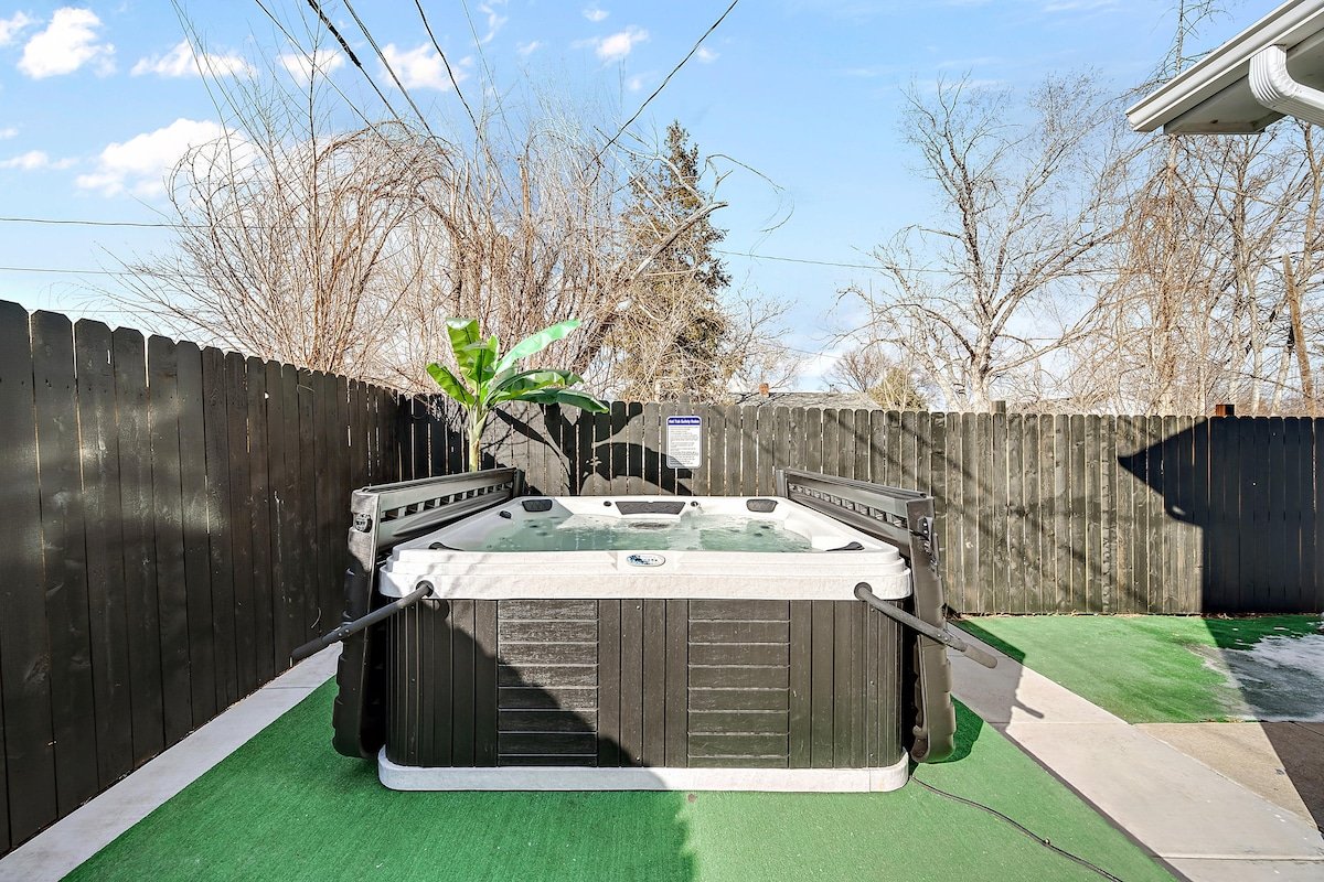 Chic Oasis: HotTub, Theater, Gym gallery image 4