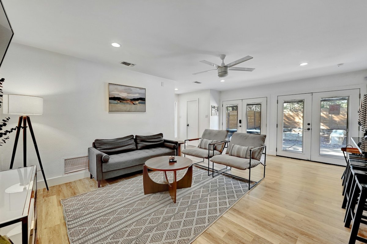 Austin Escape with a large heated Pool & Fire pit gallery image 5