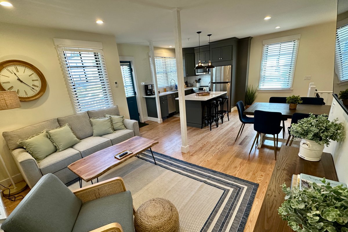 Stunning 2 Bed/ 1.5 Bath/ Apartment w/ Parking