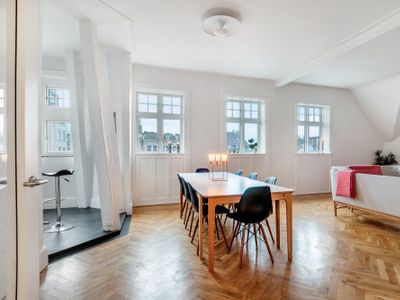 DESIGN. COMFORT. LOCATION. MASSIVE 250sqm. ENJOY!