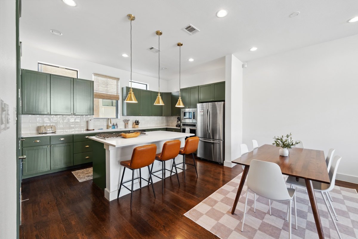 Walk to Magnolia Ave • Luxe Rooftop Patio gallery image 2