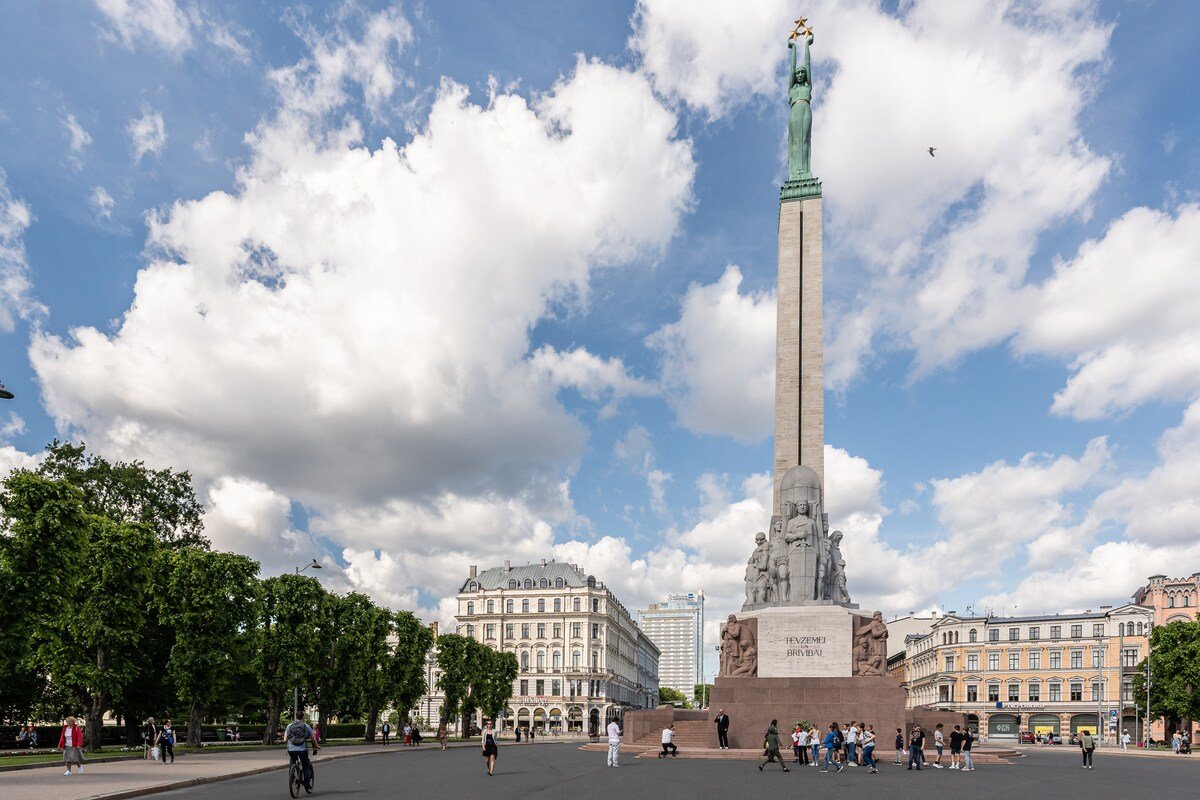 Birch Living: central & new 3-BR design apartment gallery image 4