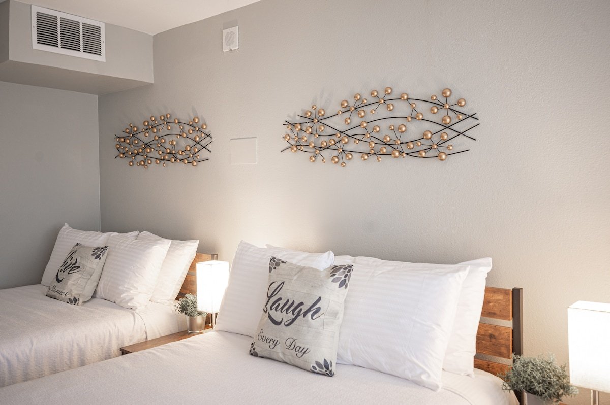 Stay Together on The Strip – 3 Bdrm Condo gallery image 5