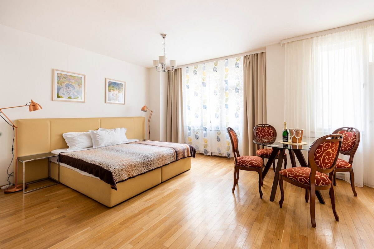 Apartment next to Charles Bridge! 3 bathrooms! gallery image 4