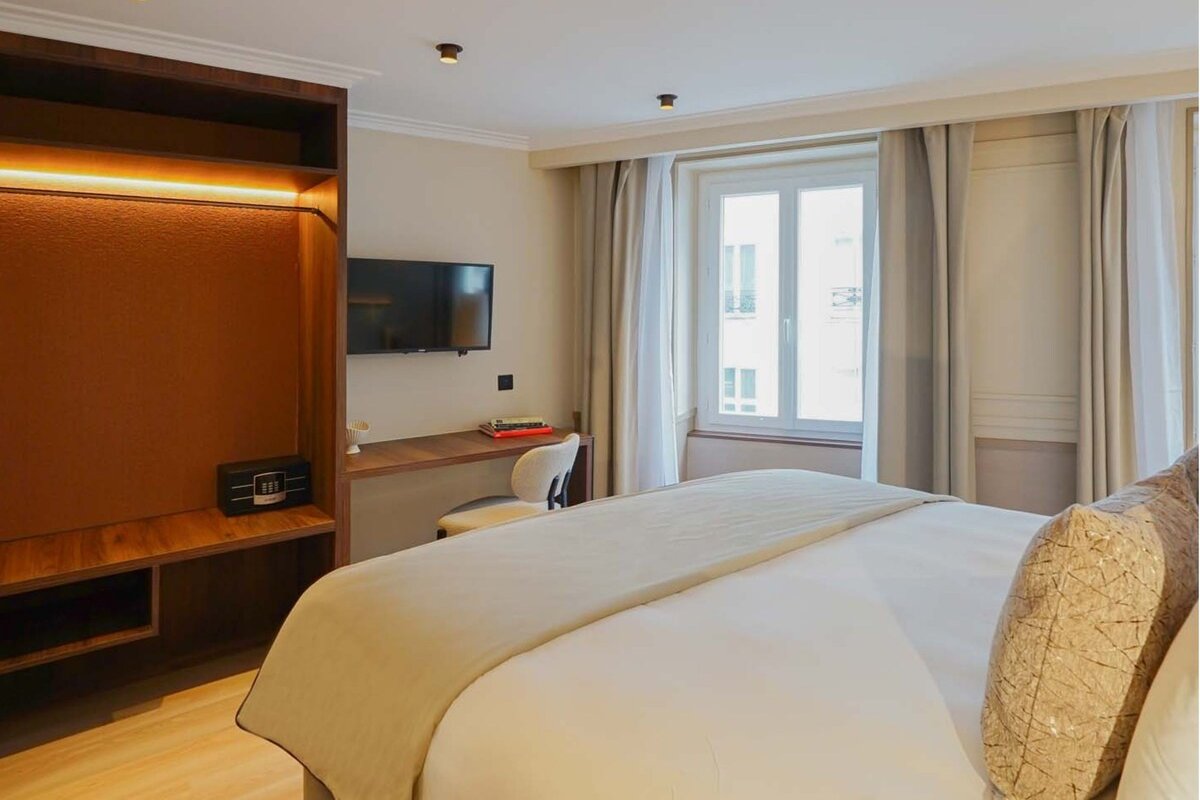 Merveil – Signature Suite – Eiffel Tower terrace gallery image 4