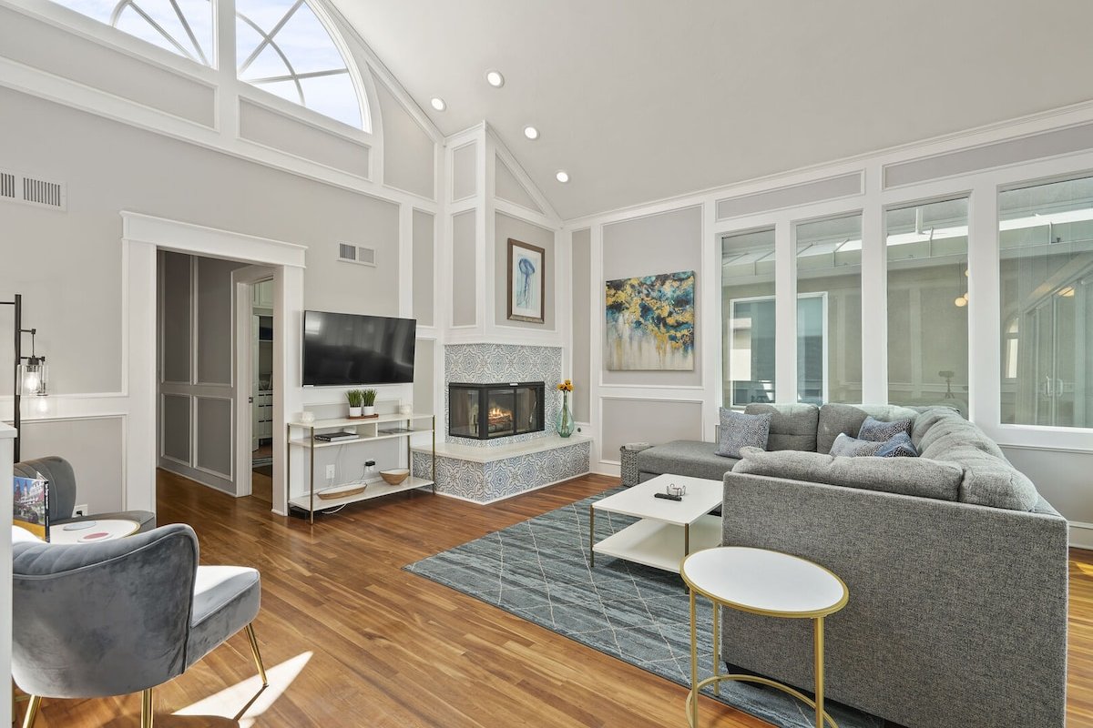 Massive Beach Home w/ AC, Garage, Spa & Bay View gallery image 4