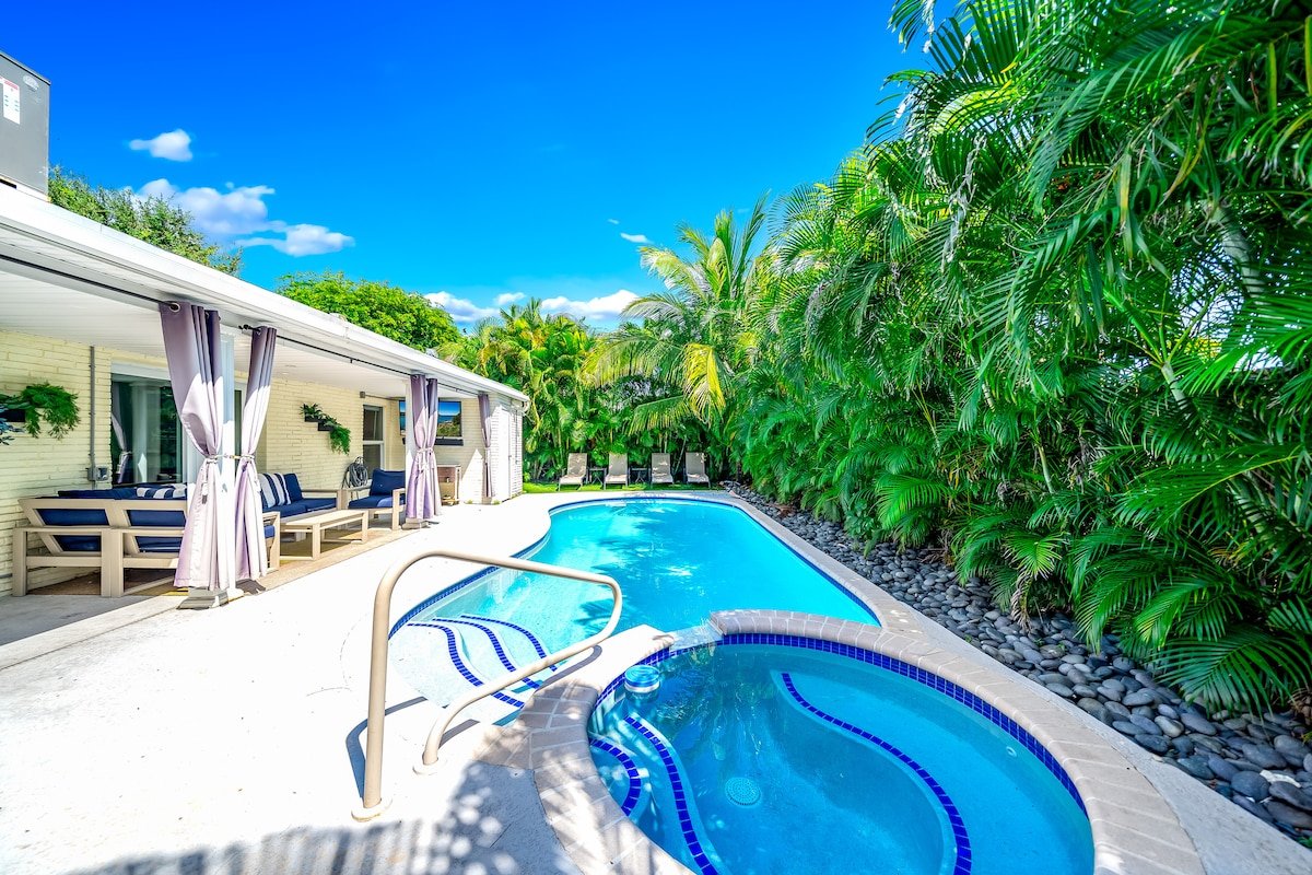Heated Pool+Hot Tub! Private Beach Access! gallery image 3