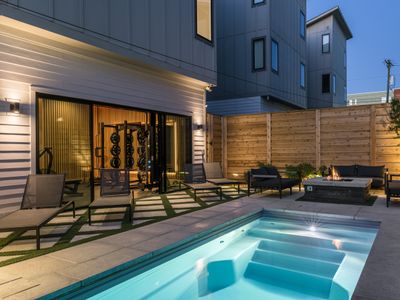 Sunny Modern Oasis • Pool, Hot Tub, FirePit, Grill