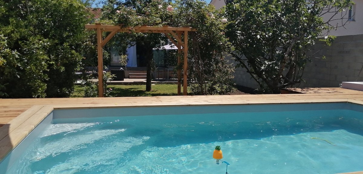 Havre de paix: Piscine & Jardin clos gallery image 2