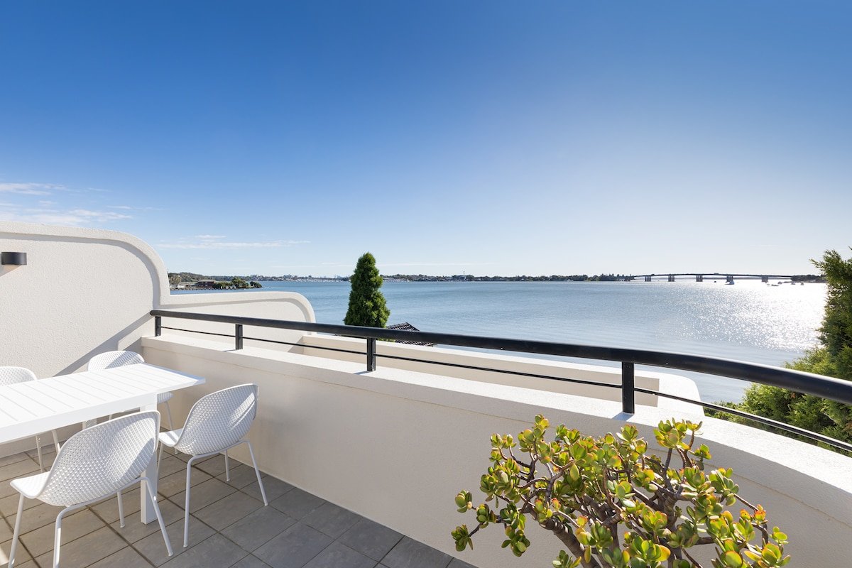 Stylish 3-bedroom rental with water views gallery image 3