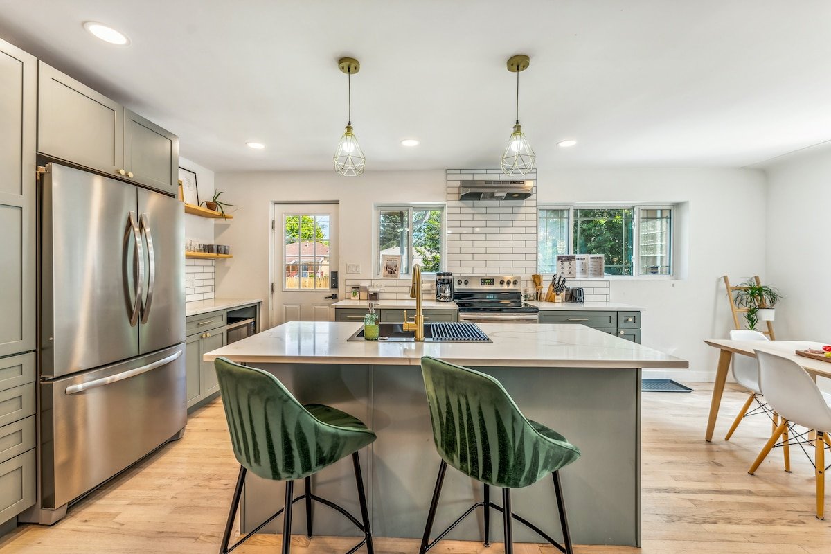 City Park Modern Escape | 5BR Family/Pet Friendly gallery image 3