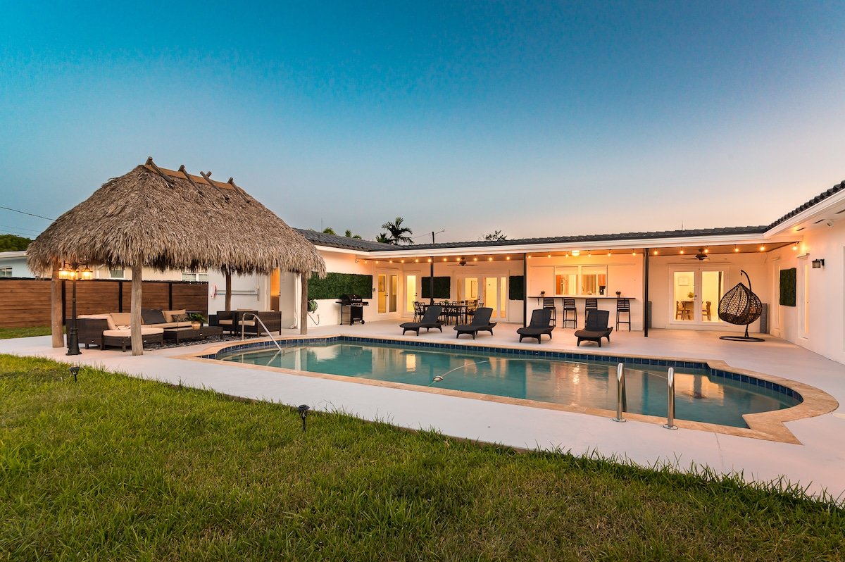 Spacious 5.5 BR Renovated Villa | Pool and Tiki gallery image 2