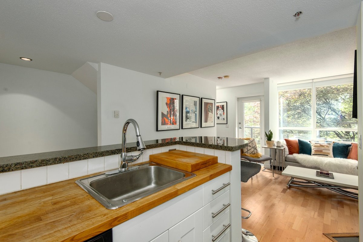 World Cup Townhome Across from Wall Centre gallery image 4