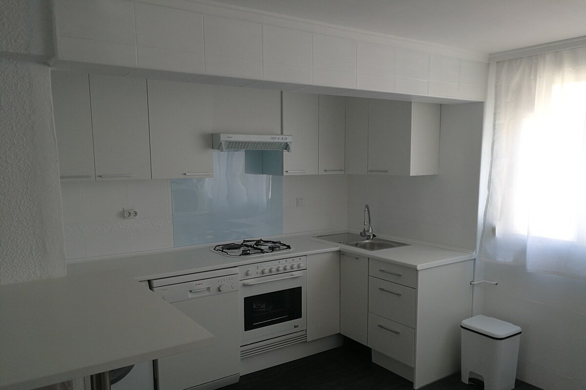 Very bright apartment near the beach, free wifi. gallery image 5