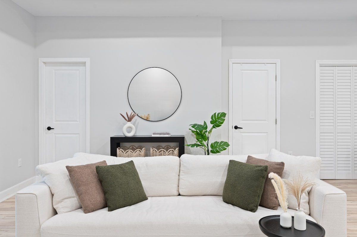 Sunny & Stylish Retreat | Easy NYC Access gallery image 5