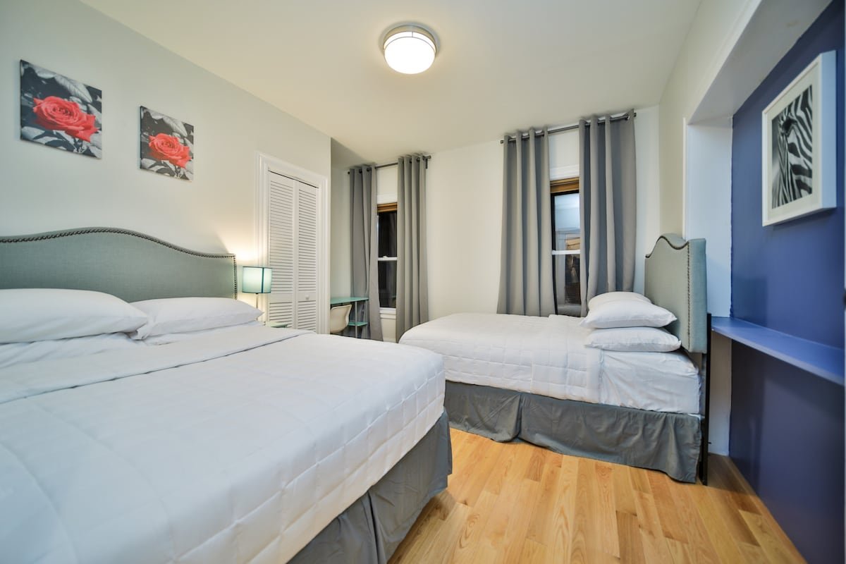 Chic Retreat min2 Downtown Backyard FreePrkg gallery image 4