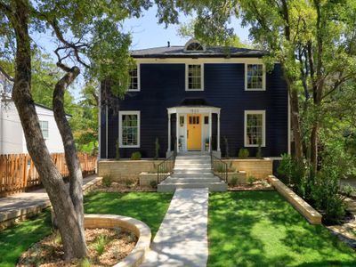 Sleeps 20 – Pool, Luxe Historic Home + Guest House
