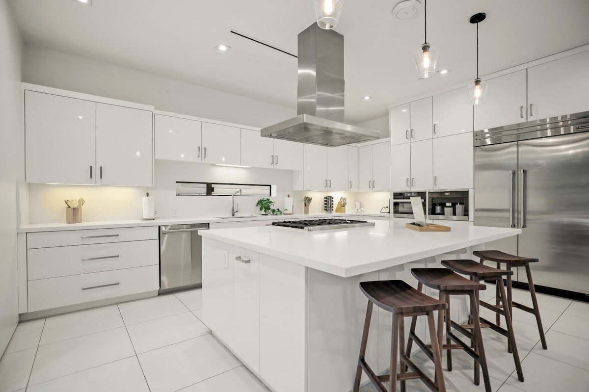 Stunning West Hollywood Gem w/ Pool & Spa Getaway gallery image 5