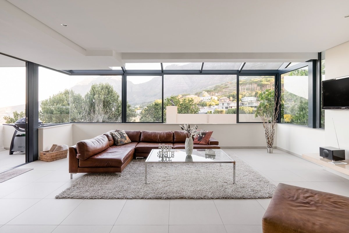 Sleek Apartment with Captivating Mountain Views gallery image 2