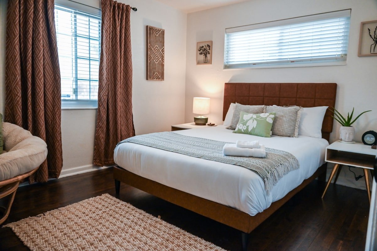 Central Charming Oasis – Mineral Hot Tub/Fire Pit gallery image 5